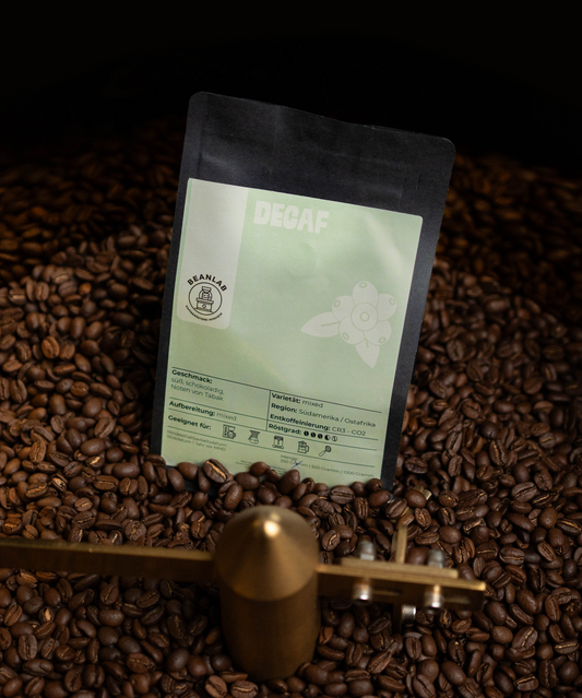 entkoffeinierter Kaffee nach dem CR3-Co2 Verfahren, Mischung aus südamerika und Ostafrika welche einen süßen Geschmack von schhokolade und Noten von Tabak widerspiegelt