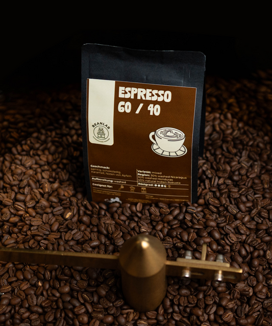 Norditalienischer Espresso mit einem Verhältnis von 60% Arabica und 40% Robusta. kräfitge Karamell und schoko Noten