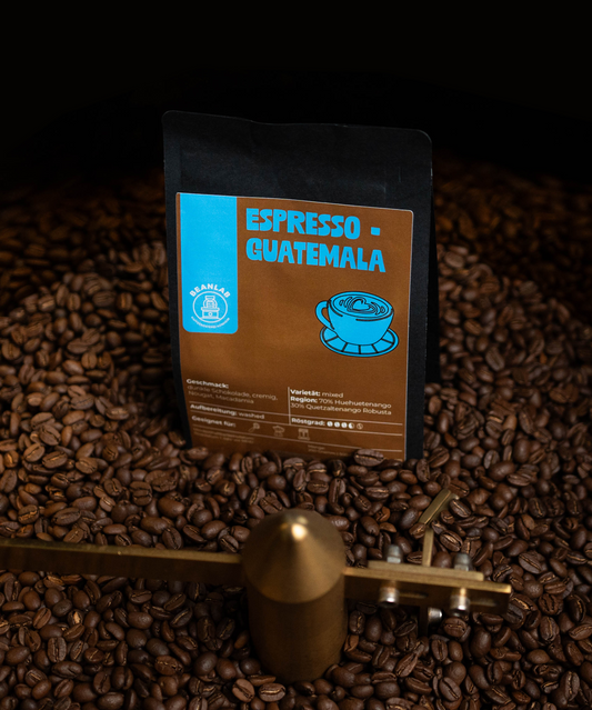 Espressomischung 70 zu 30% aus Guatemala, würziger Espresso mit Noten von dunkler Schokolade, super ausgewogen und schokoladig-süß mit Milch